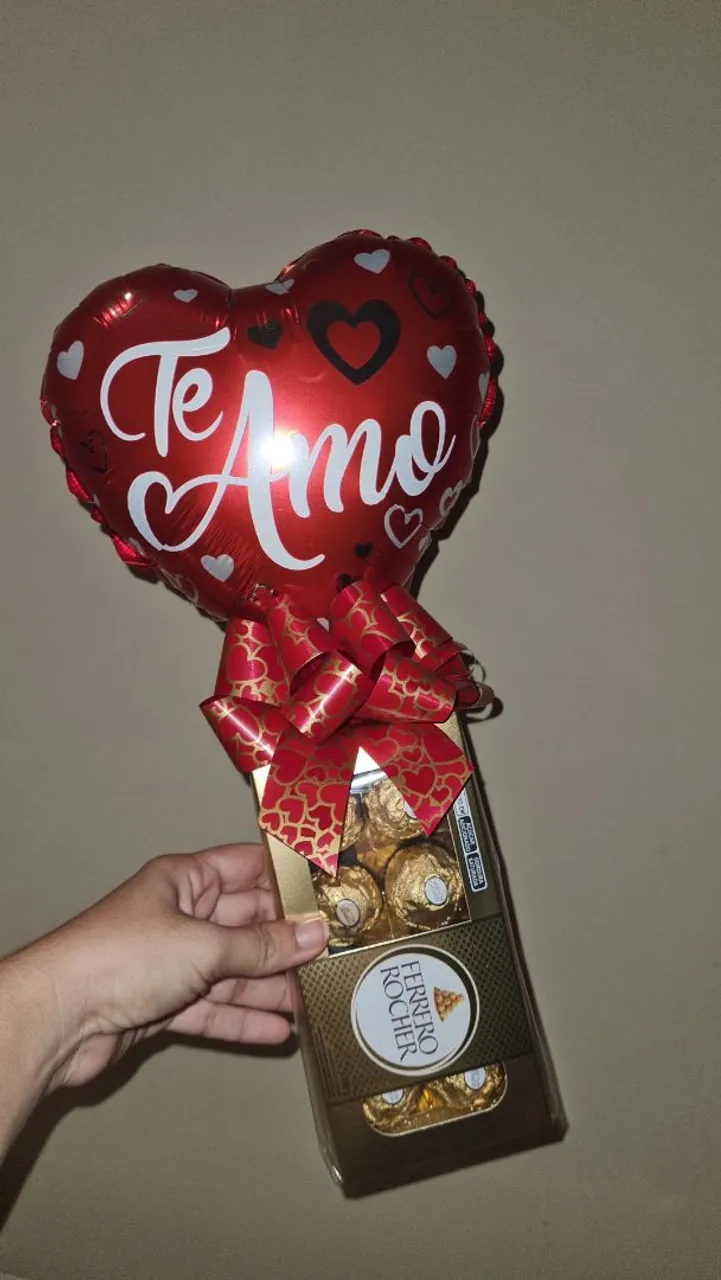 Arranjo Romântico: Balão e Ferrero Rocher dia dos namorados
