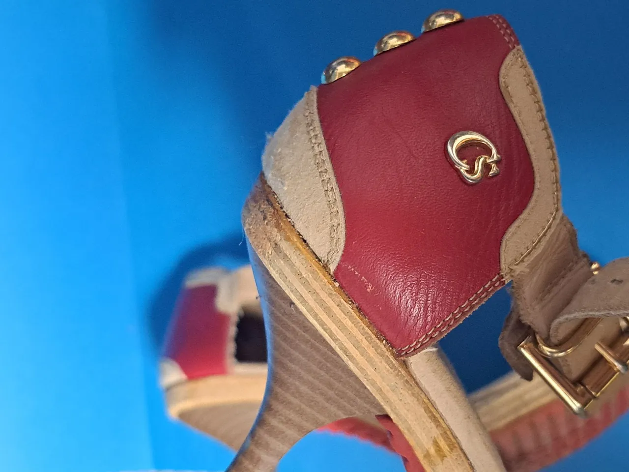 carmen steffens 36 em sued madeira e couro. salto médio