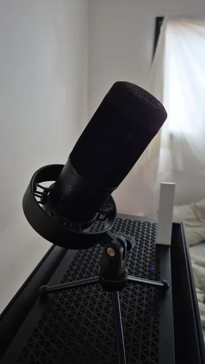 Microfone Fifine K668 com braço para mesa