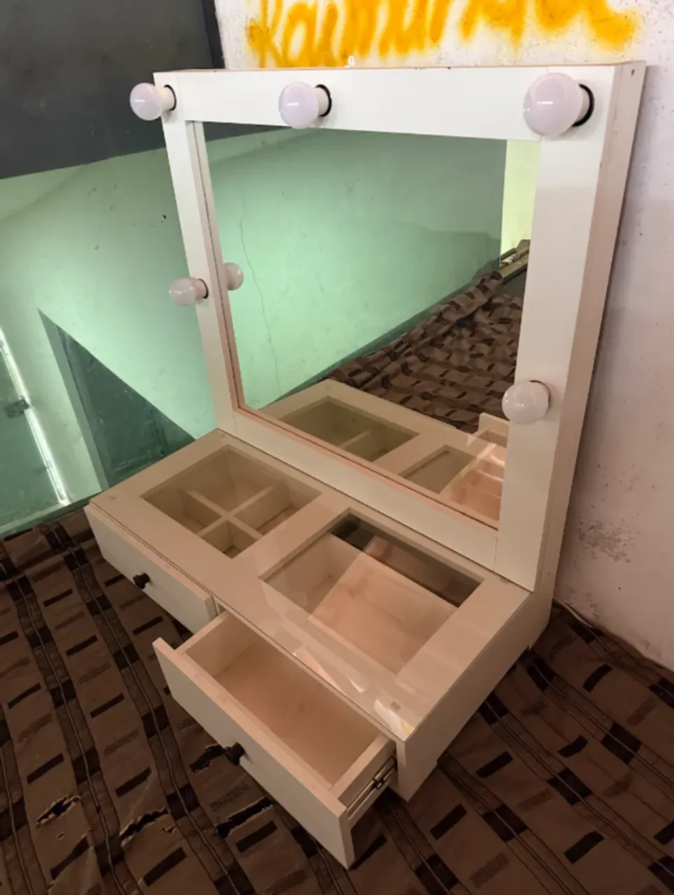 CAMARIM COM LAMPADAS E DUAS GAVETAS