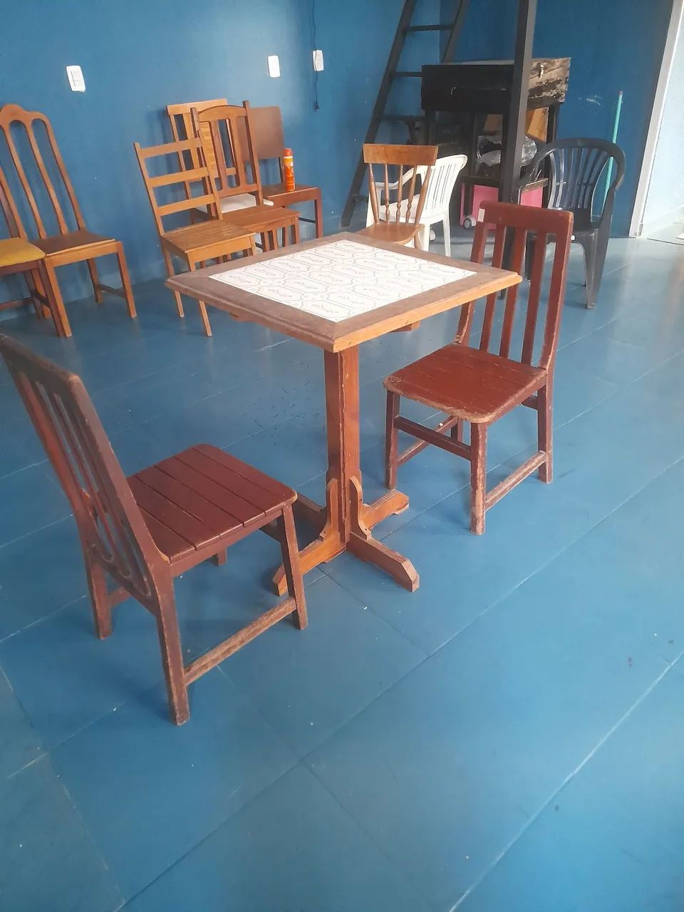 Mesa com duas cadeiras em madeira - Foto 2