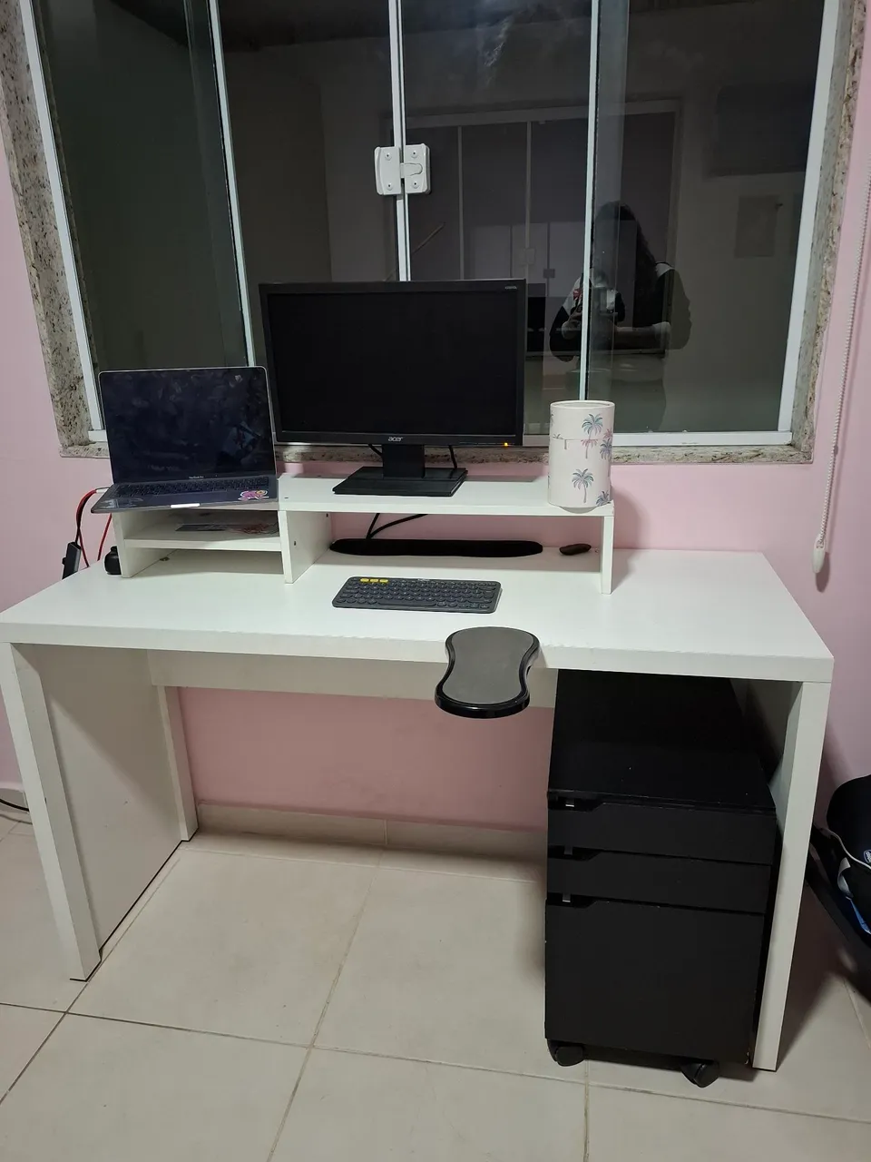 Escrivaninha branca + suporte para monitor + gaveteiro