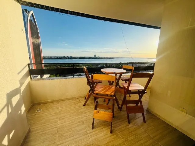 Apartamento lindo com 02 quartos e vista para o Rio, disponível para venda.