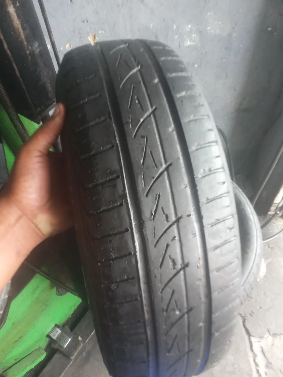 Um pneu 175/70/13