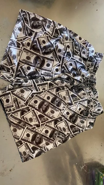 Bermuda, com estampa de dólar