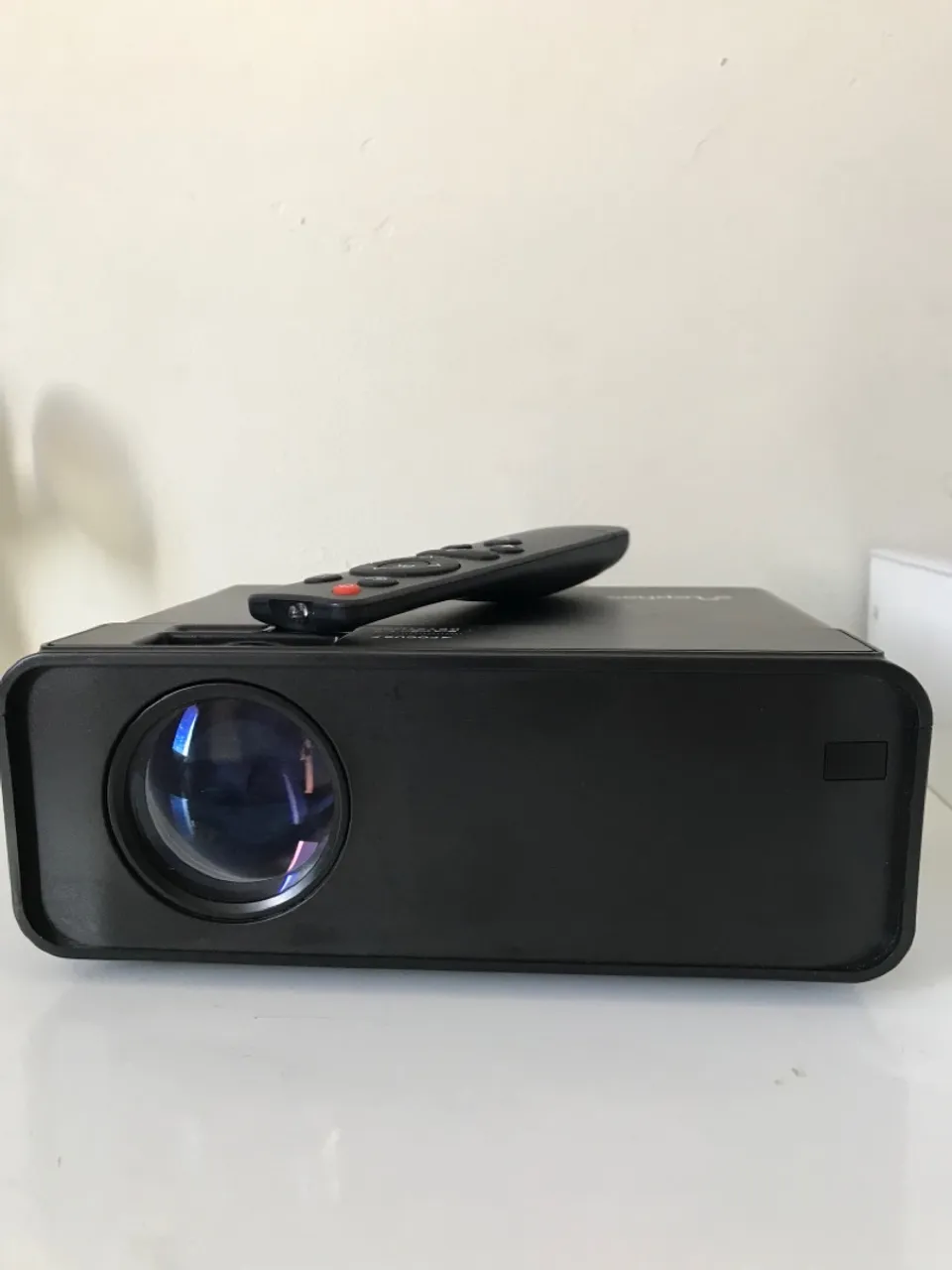 Projetor Portátil Full HD com Controle Remoto