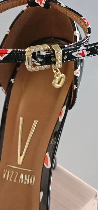 Sandália Vizzano Preta com Detalhes de Corações - Foto 3