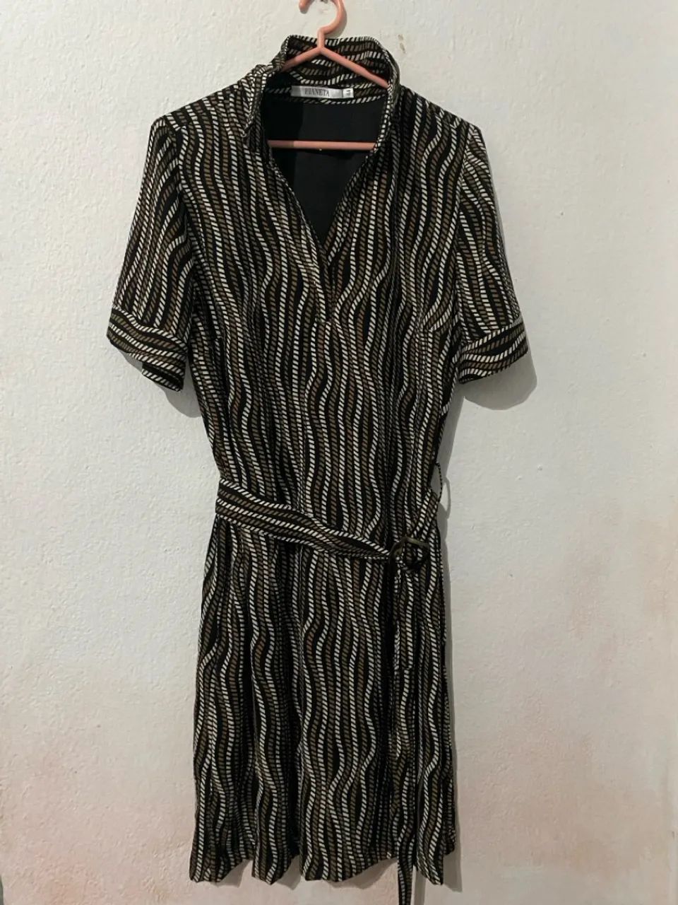 Vestido estampado com cinto - Foto 4