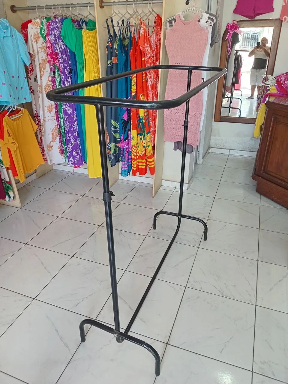 PACOTE PARA DESAPEGAR, balcão de vidro,manequins, arrara, cruzetas,cabides de parrede - Foto 4