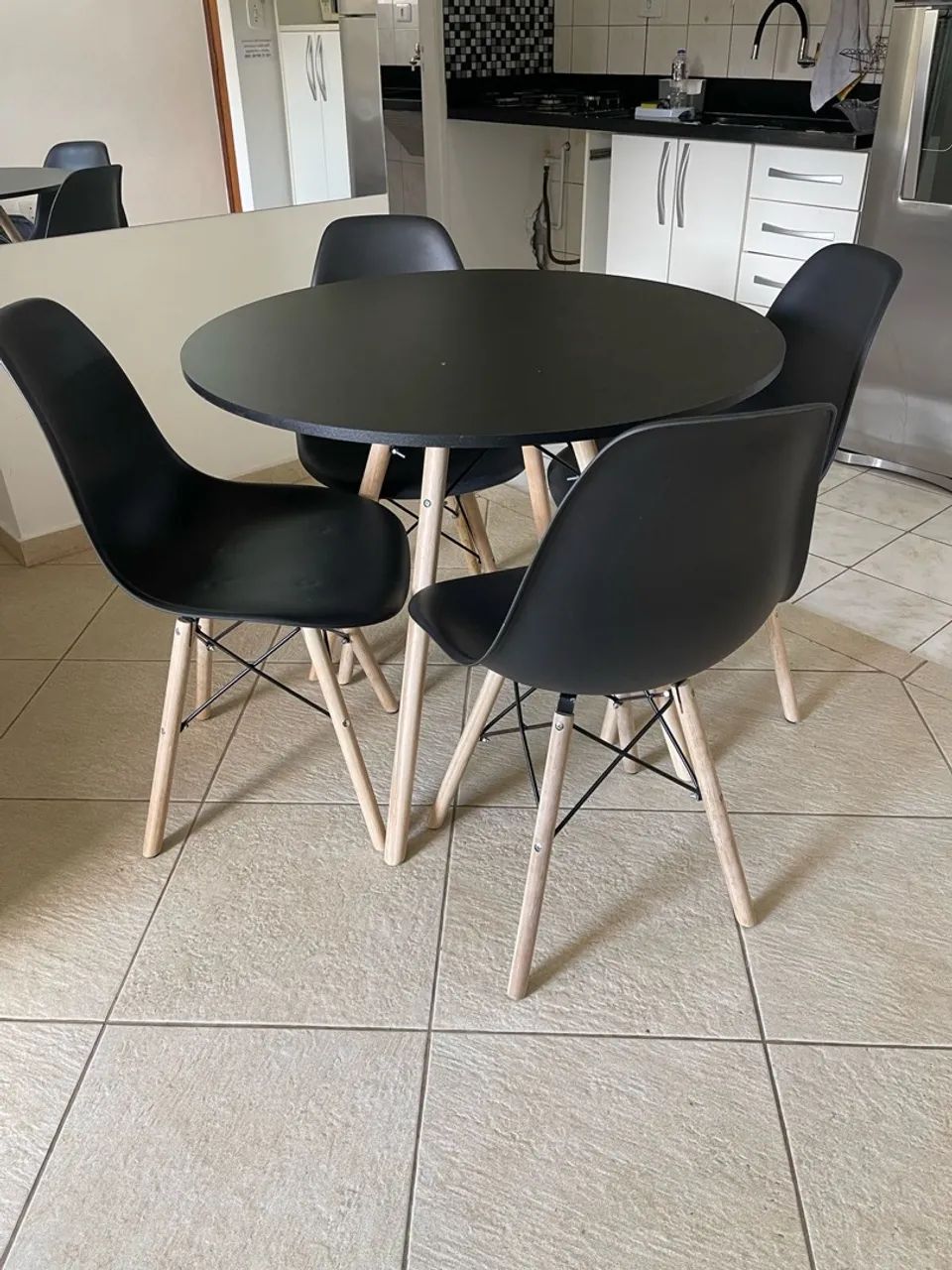 Mesa redonda com 4 cadeiras estilo Eiffel - Foto 5