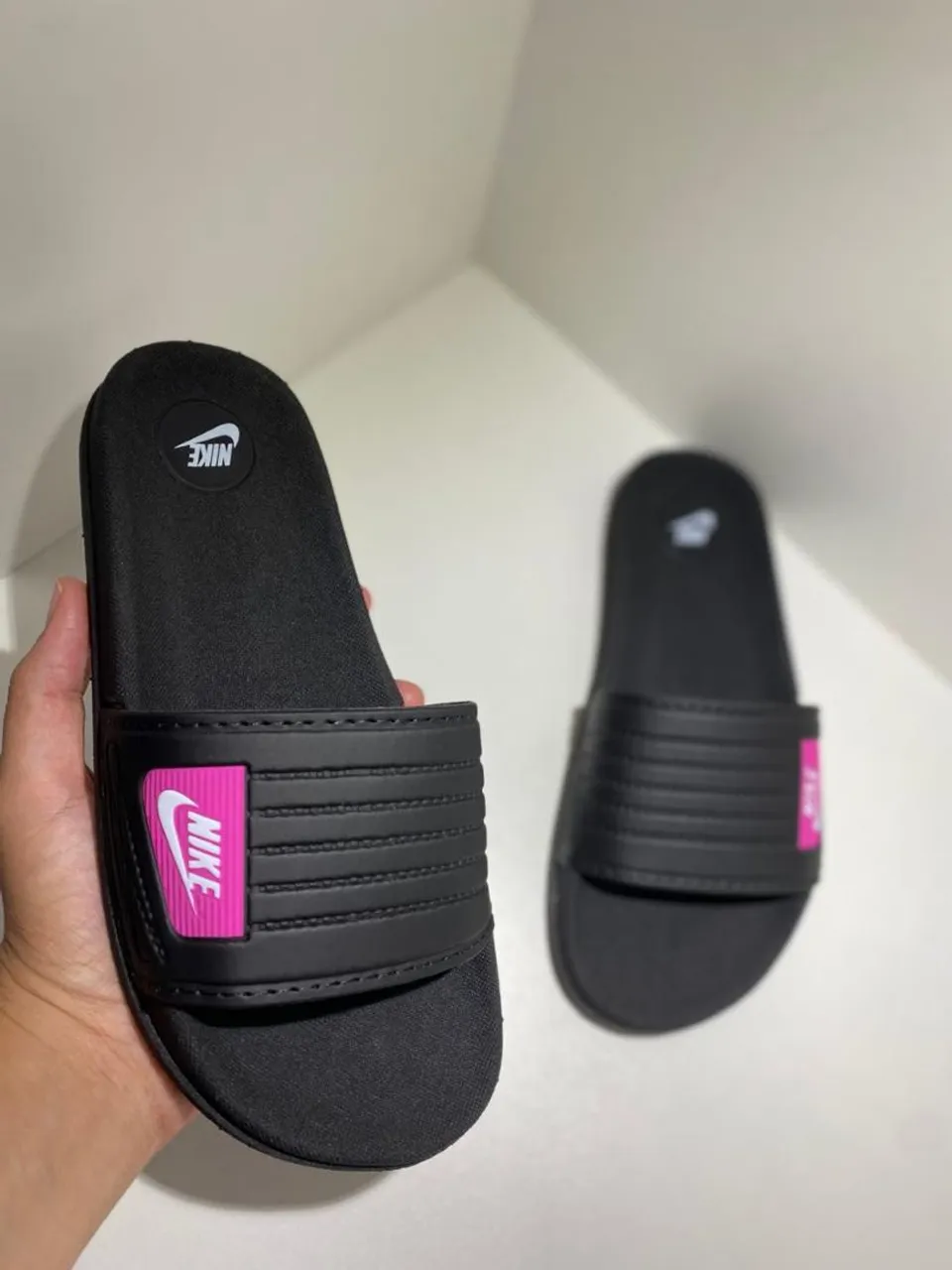 Sandália Nike Slide Preta com Detalhes Rosa