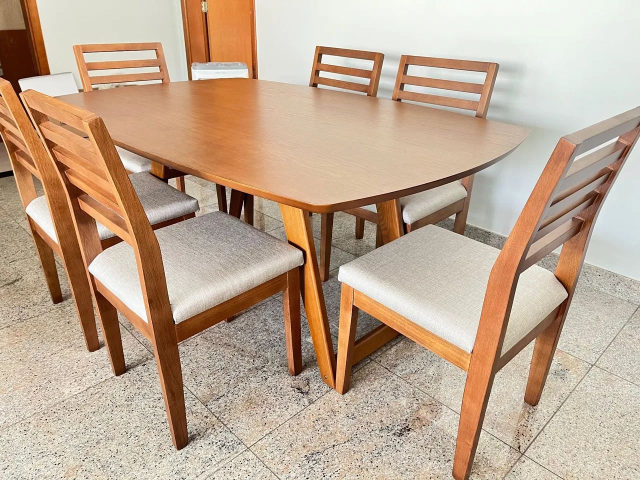 Mesa nova com cadeiras de madeira maciça  - Foto 3