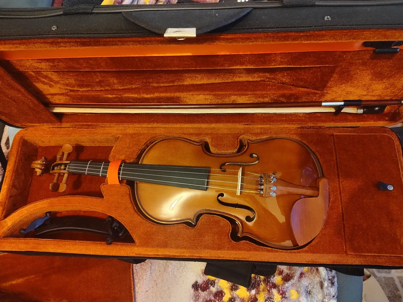 Violino Eagle VE 441 4/4 com case, arco, espaleira, breu, afinador e suporte de partitura