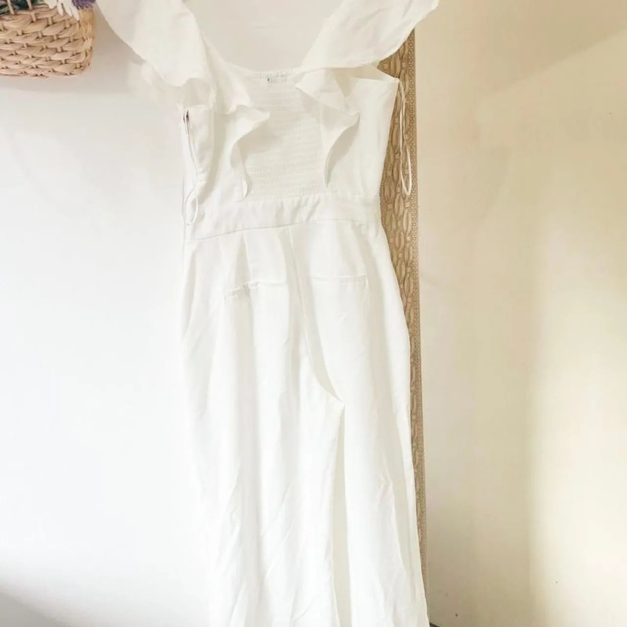 Macacão Branco com Decote em Renda