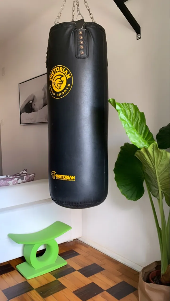 Saco de boxe com suporte metálico para parede