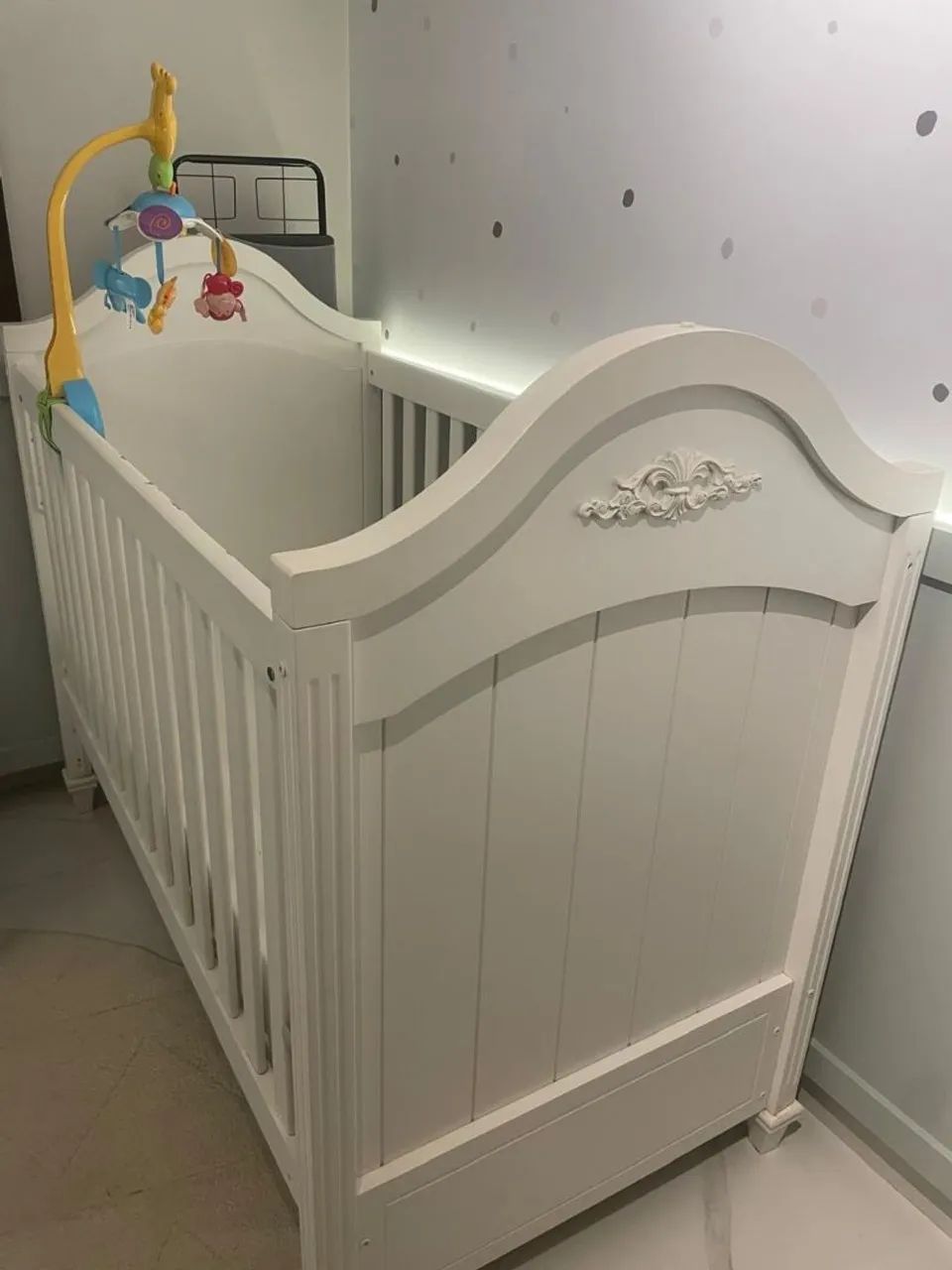 Berço em madeira (Dolce Spazio) na cor Branca com colchão e kit de  berço masculino  