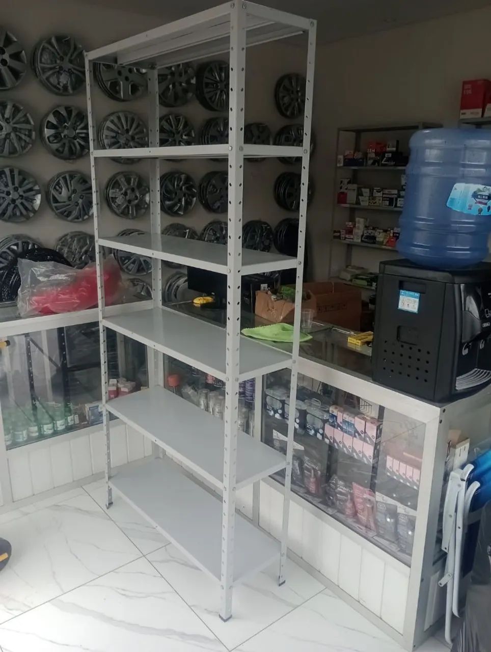 Vendo prateleiras desmontáveis de aço usado excelente 