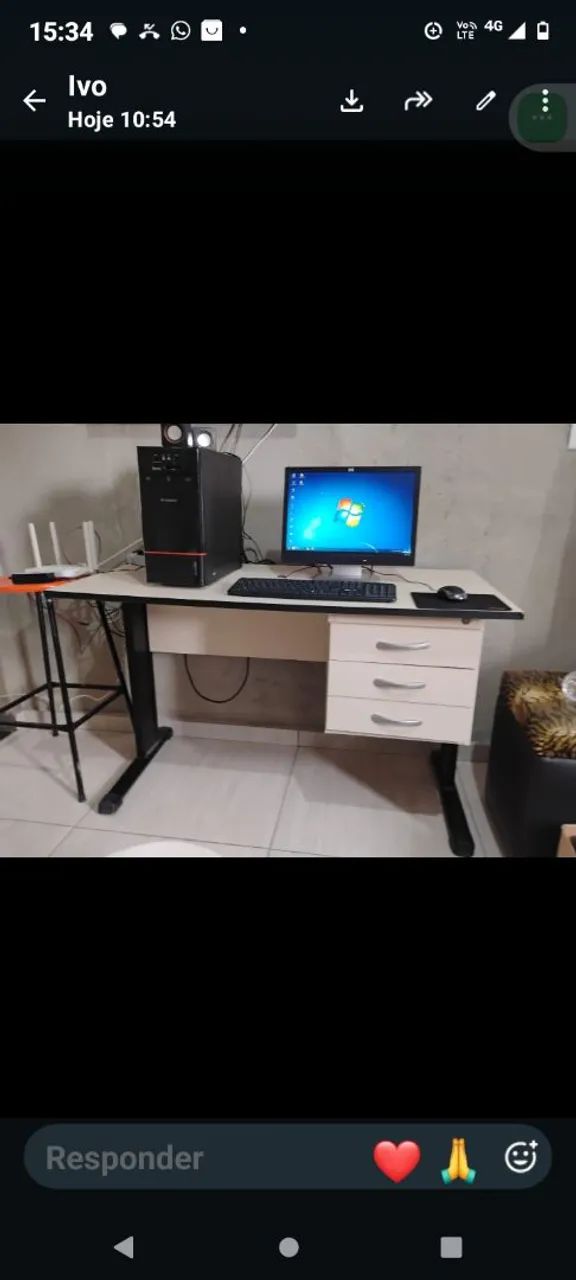 Computador com mesa de trabalho 