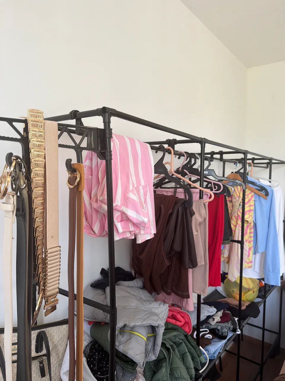 Arara portátil de roupas 