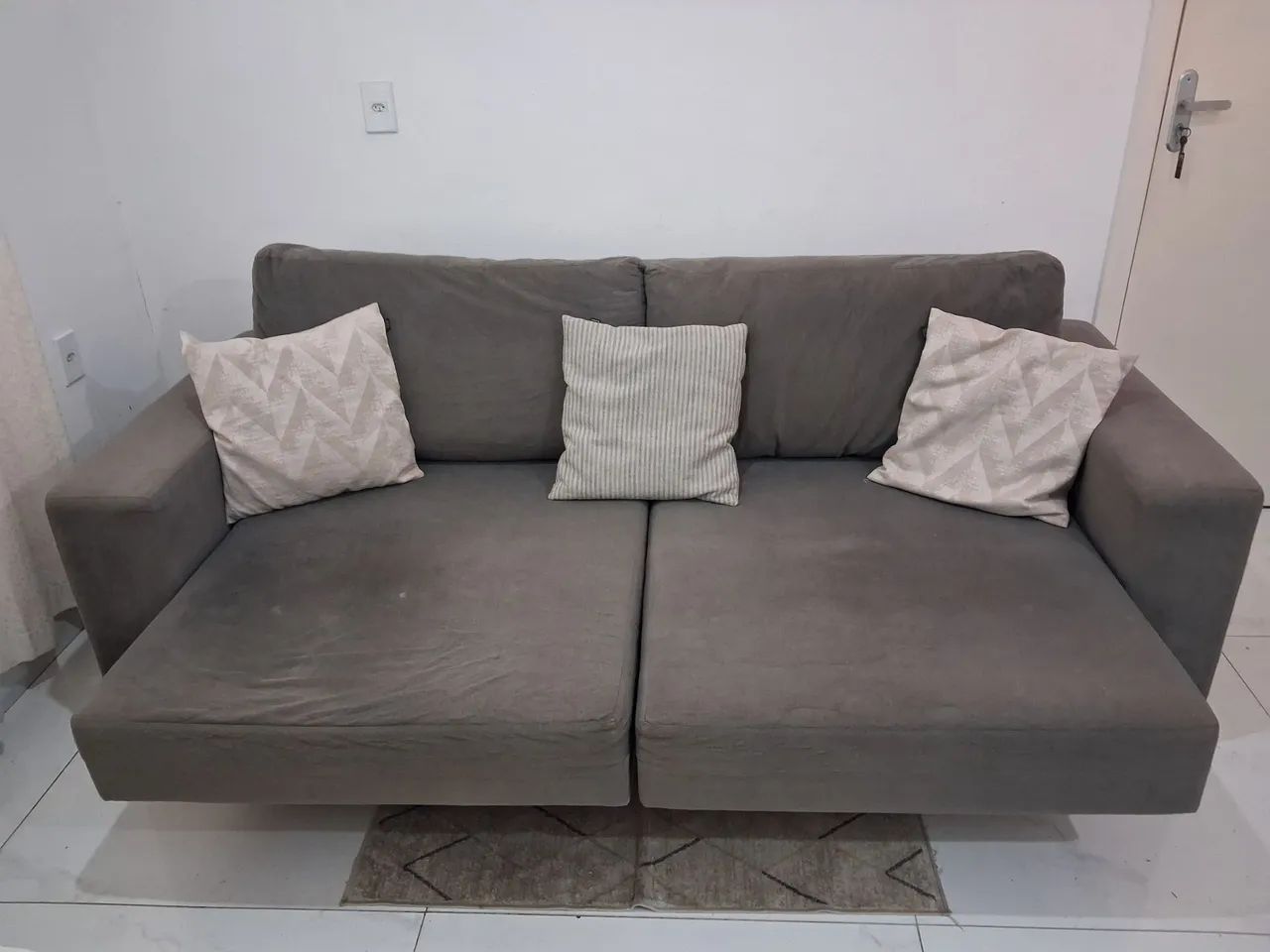 Sofá Retrátil 2,24m Suede Cinza 3 Lugares - R$990 - Foto 2