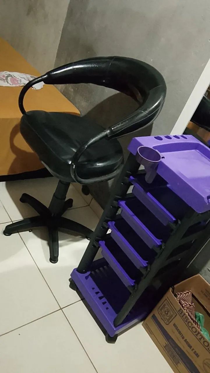 Carrinho auxiliar e cadeira 