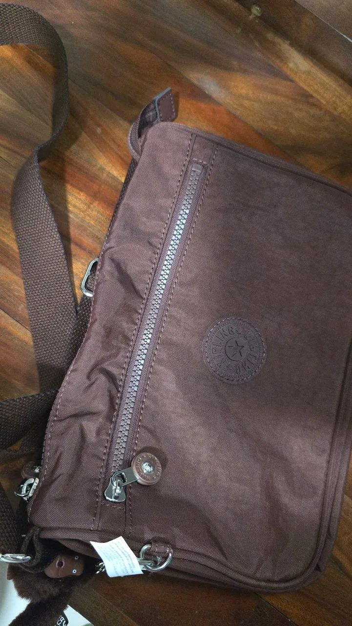Bolsa Kipling Feminina Transversal Marrom Com Macaquinho - Foto 2