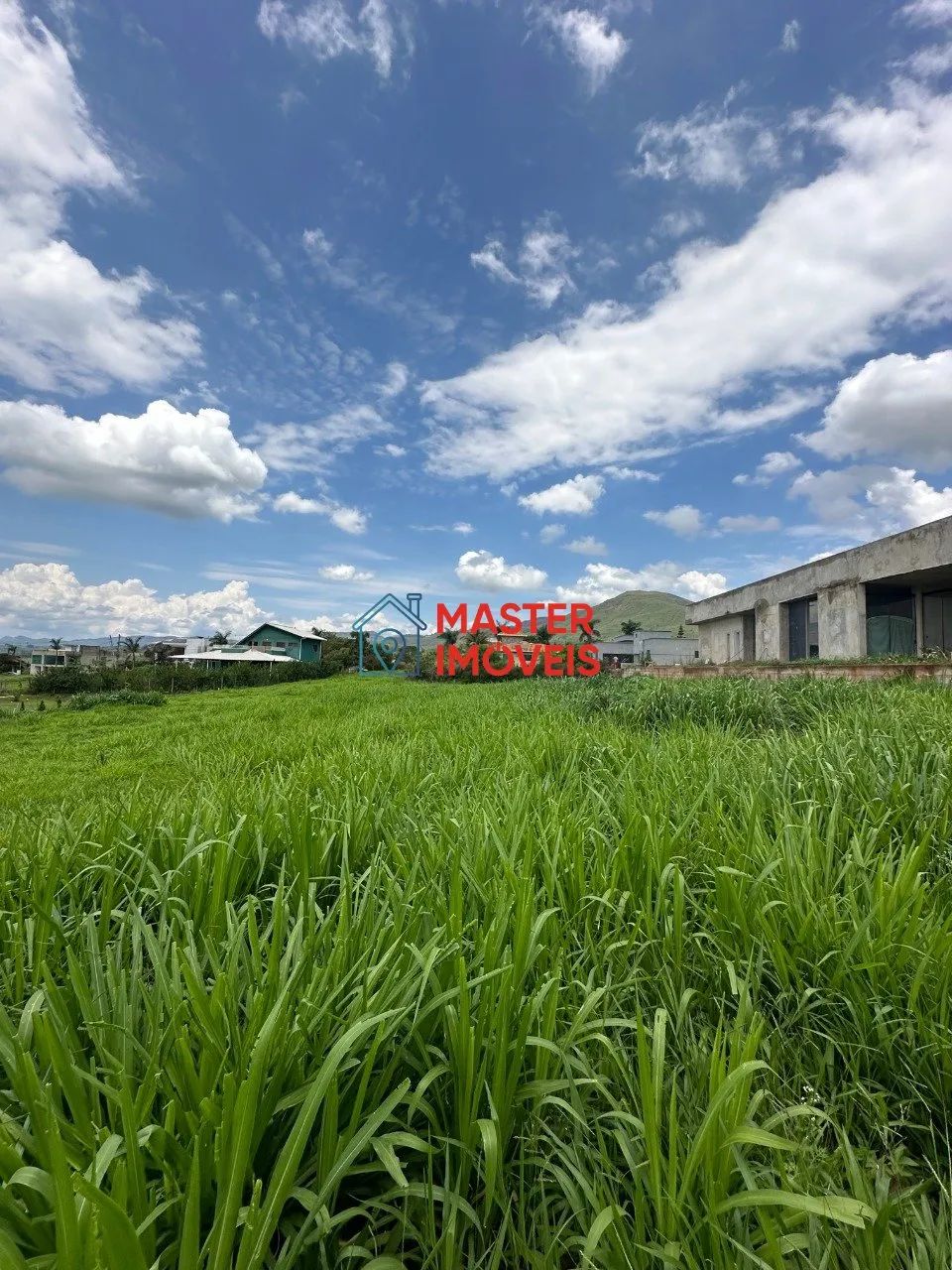 LOTE DE 1.000 M², COND. COM ESTRUTURA COMPLETA.