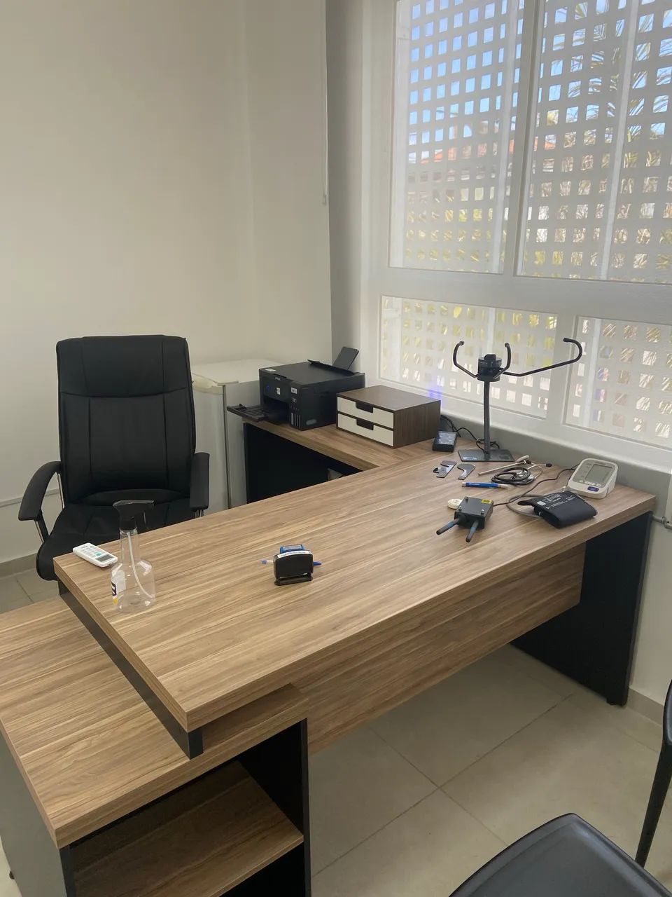 Mesa Diretor em L com Gaveteiro e Extensão - Semi Nova / IMPECÁVEL