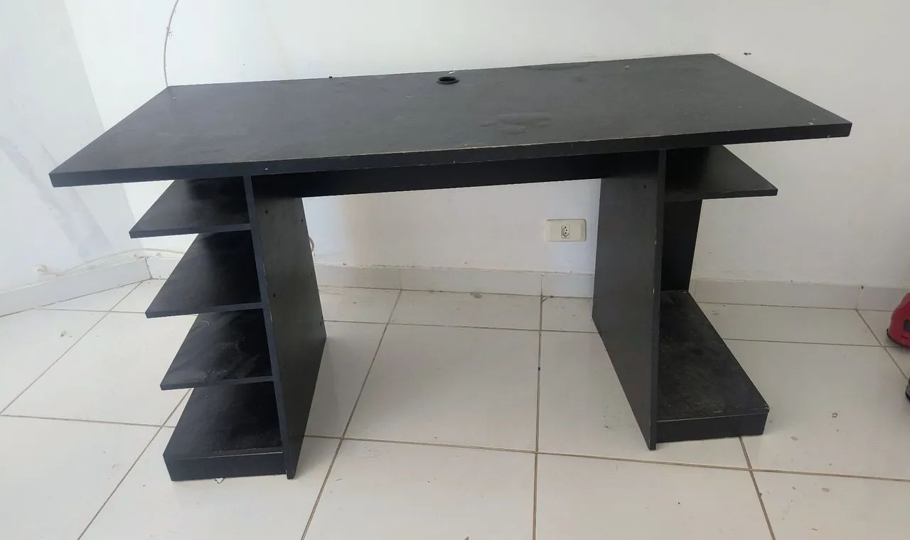 Vendo armário e uma mesa de computador 