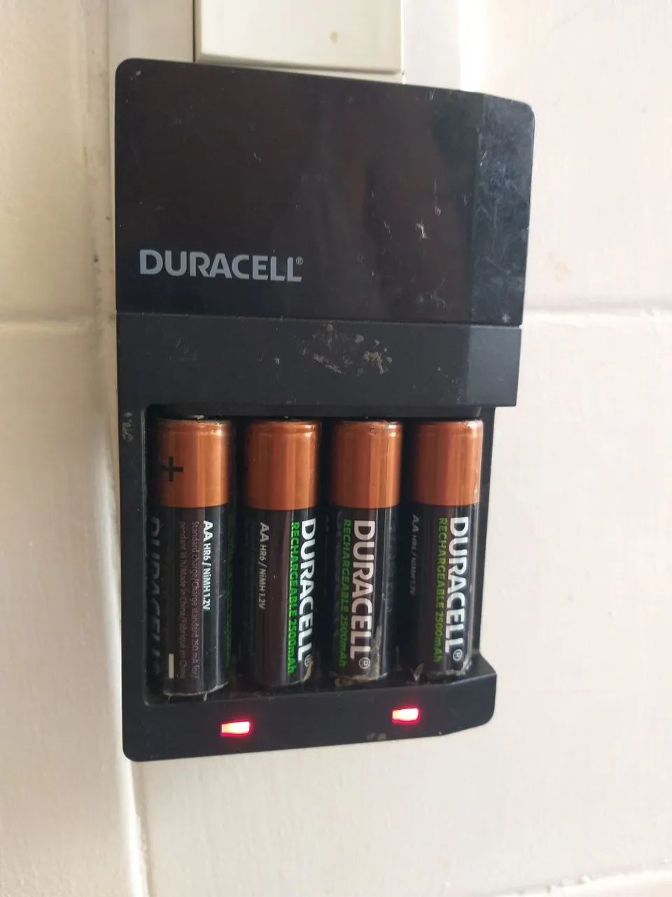 Carregador de pilhas duracell