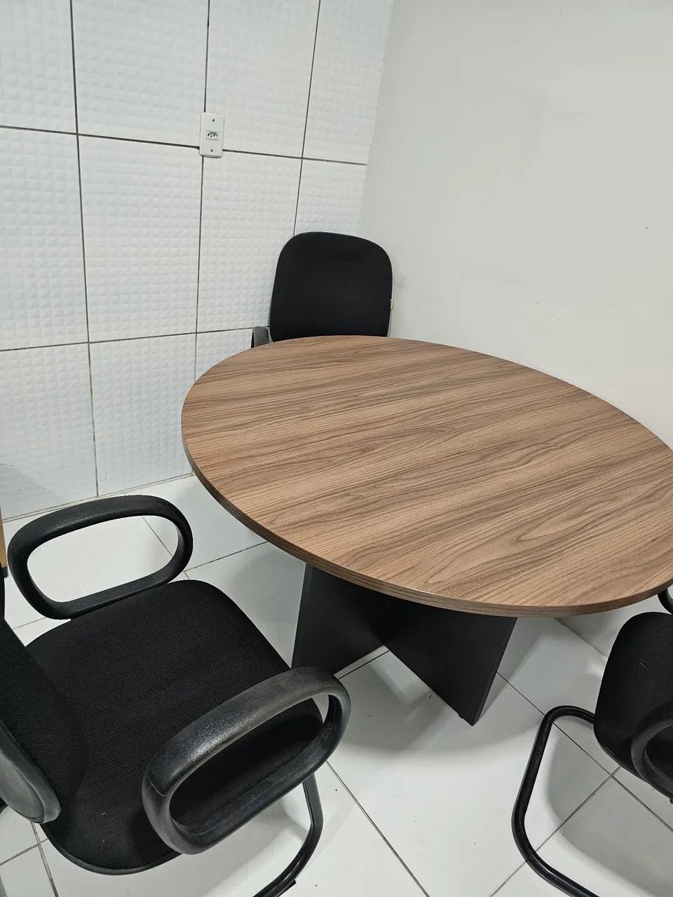 Mesa com cadeiras para escritório 