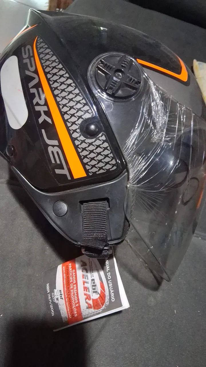 Kit NOVO de capacete e luvas protetoras  - Foto 2