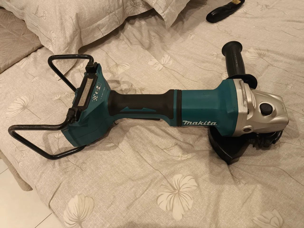 Esmerilhadeira Angular 7" Makita - Foto 5