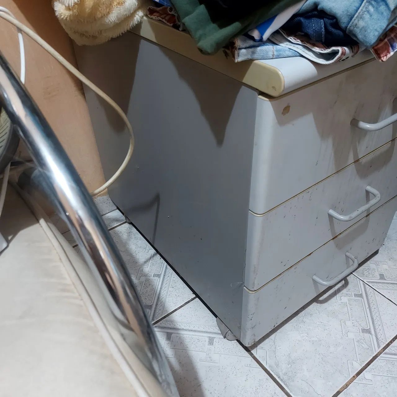 Vende mesa e gaveteiro 