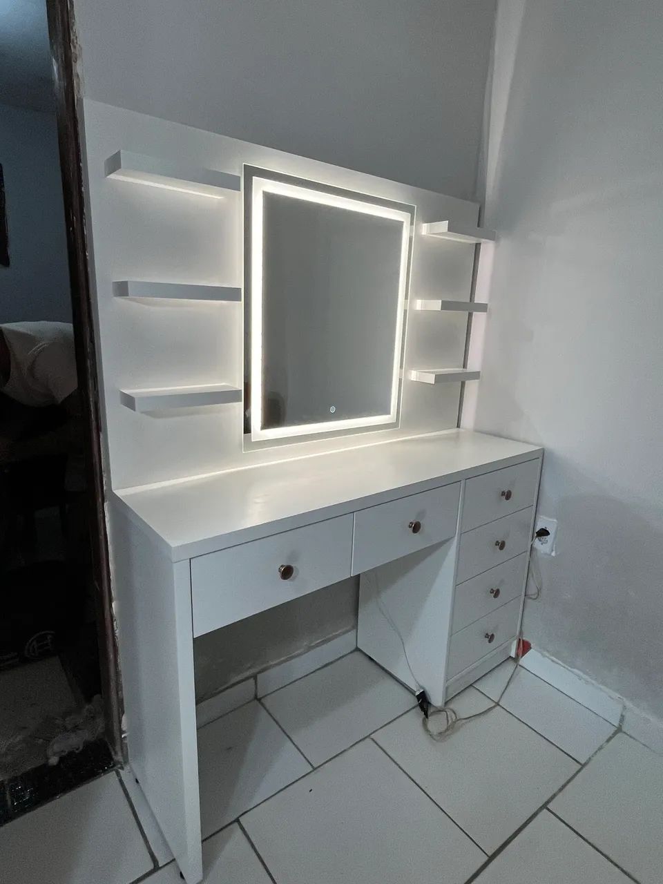 Penteadeira espaçosa com 6 gavetas e Led 