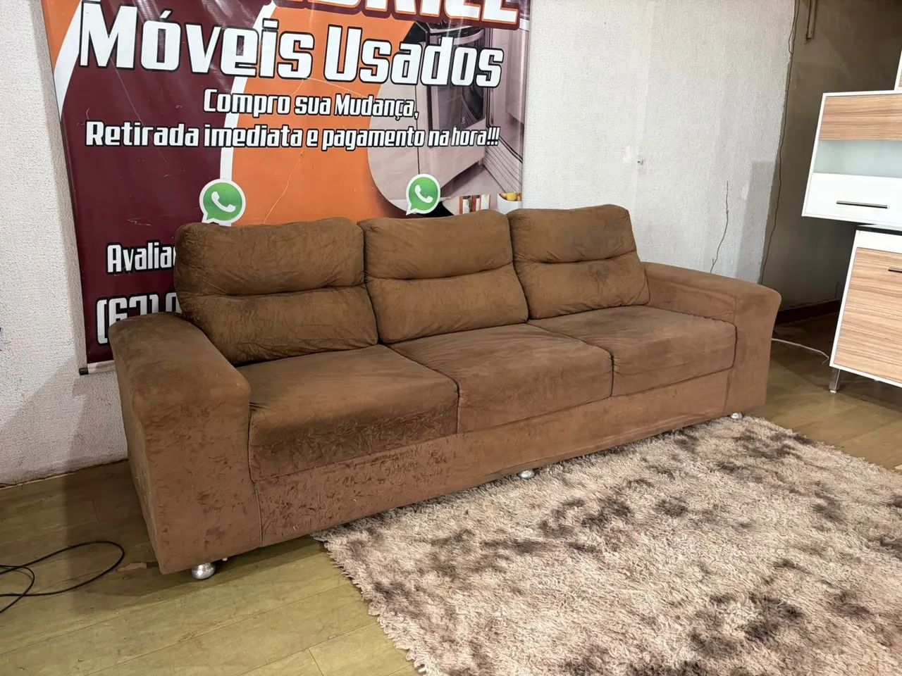 Sofá 3 lugares grande bem conservado e madeiramento reforçado ((ENTREGO GRATIS)) - Foto 5