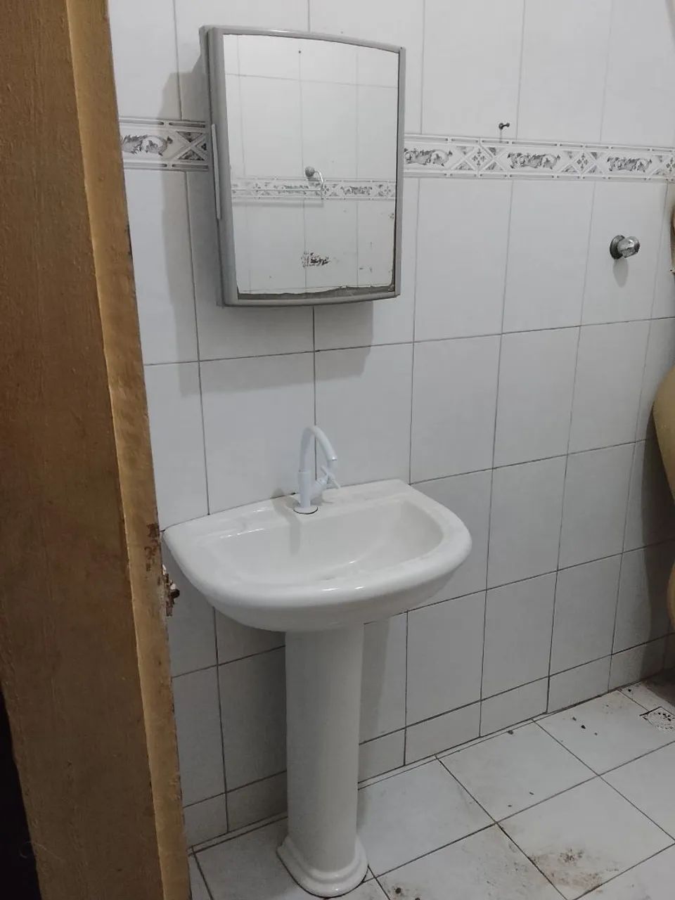 Vendo Pia de banheiro com Base e Espelho 65570243390083121