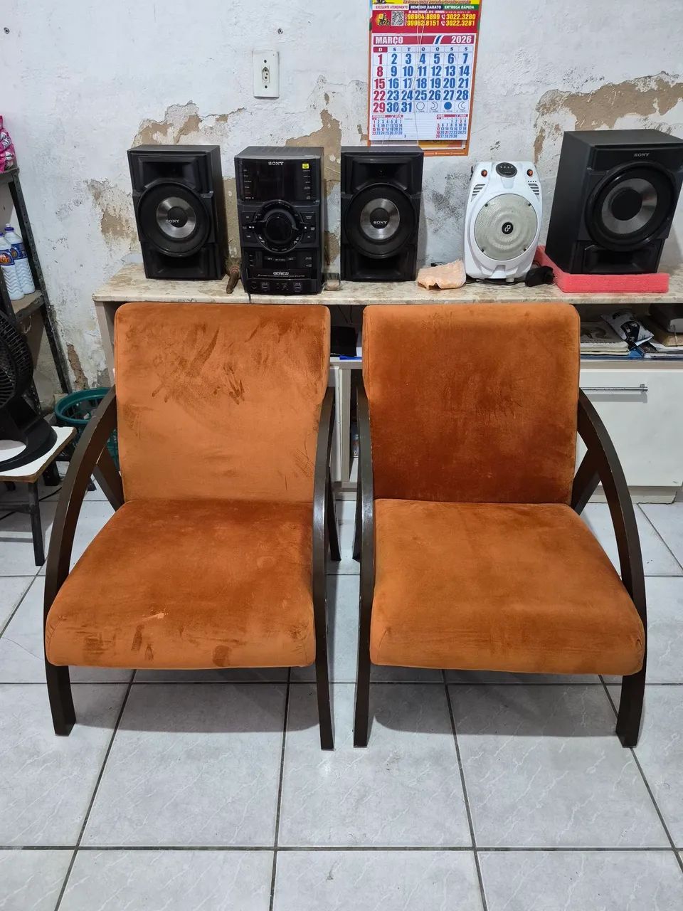 poltronas decorativas de madeira com braço curvo ou cadeiras