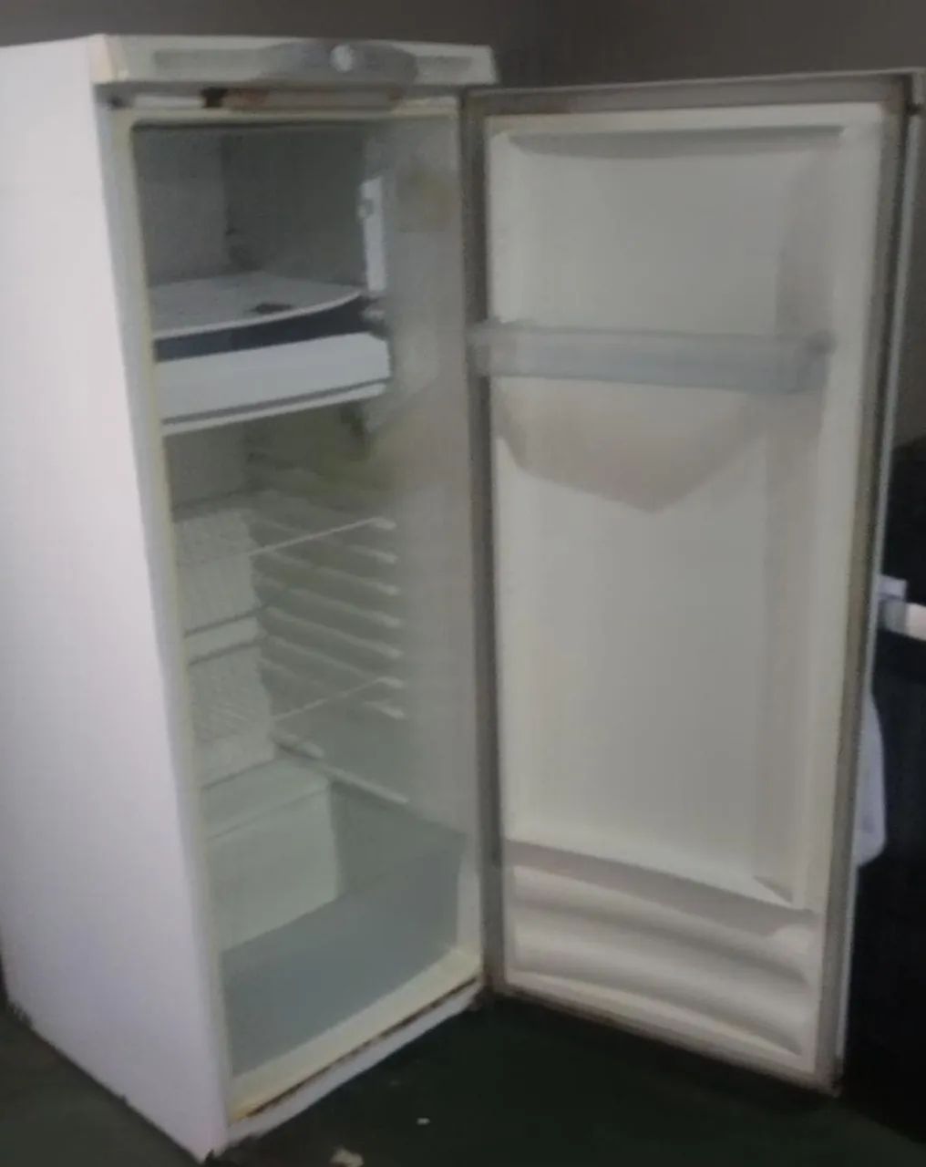 Vendo geladeira continental usada.