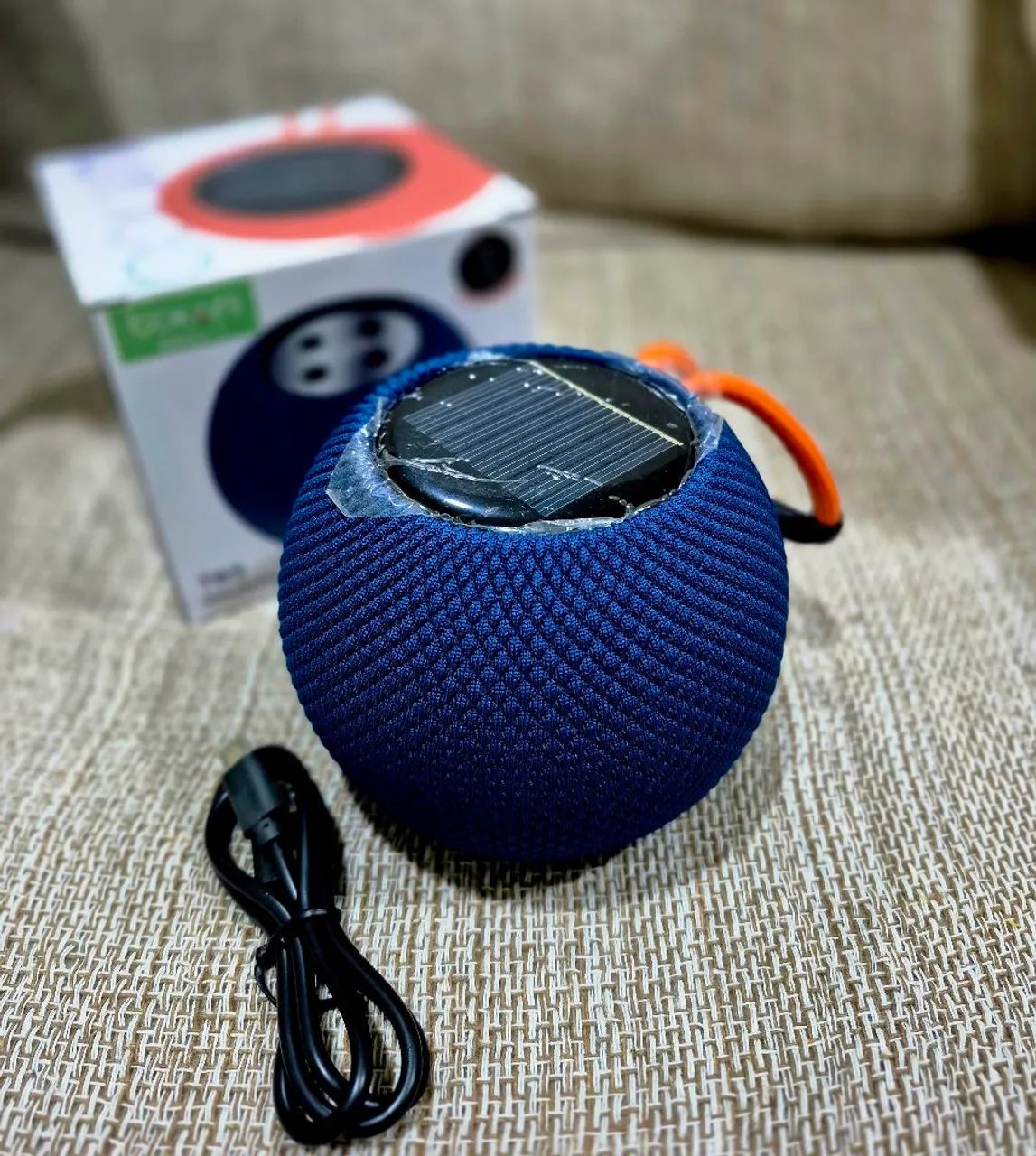 Caixa de Som Bluetooth Portátil com Painel Solar