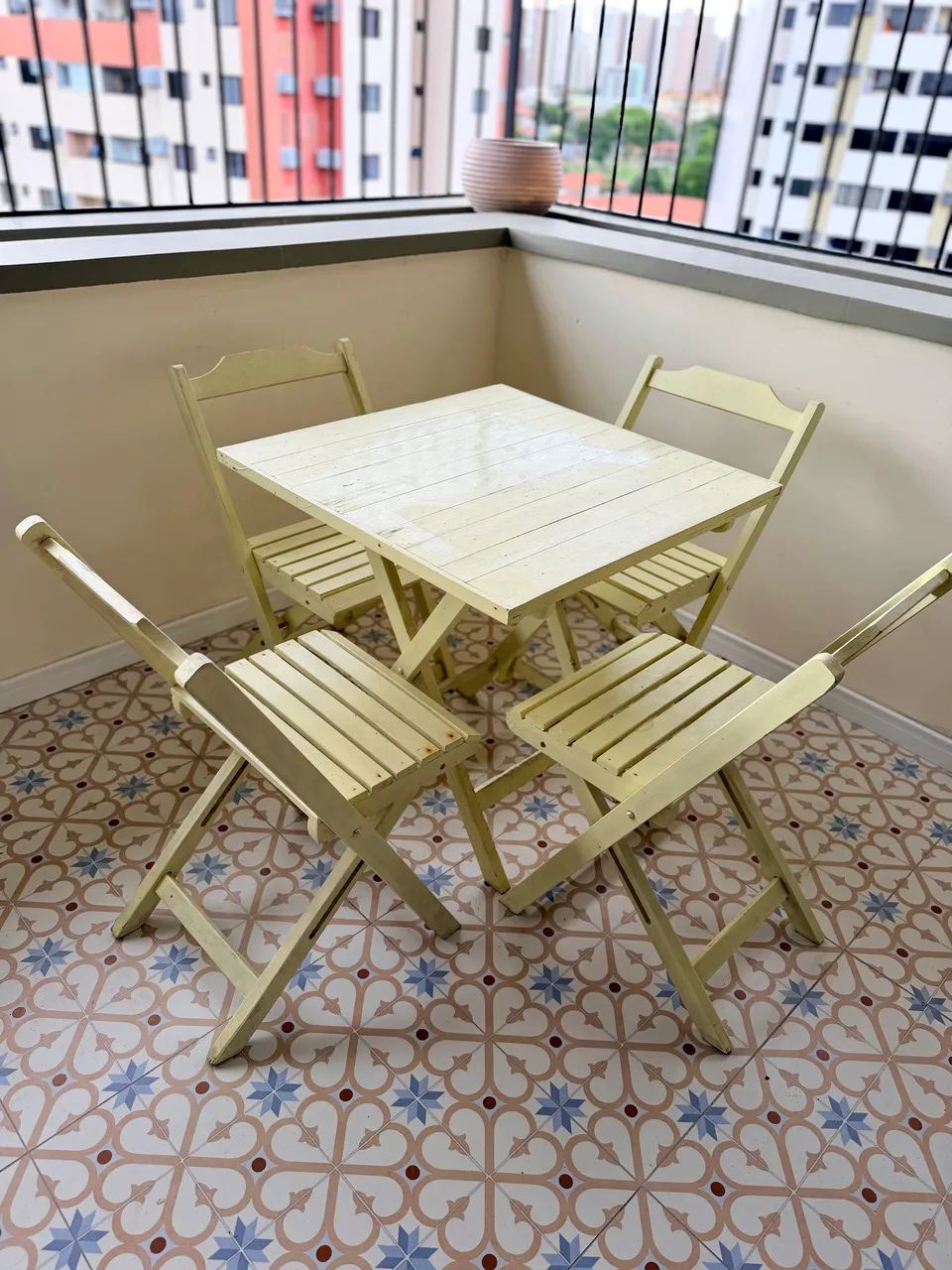 Mesa amarela com 4 cadeiras