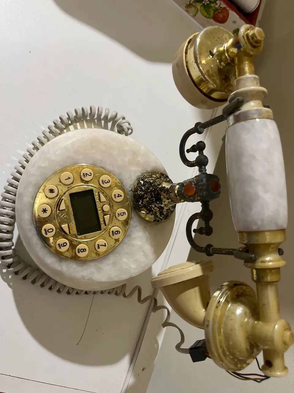 telefone retrô de estilo europeu com detalhes em mármore sintético e dourado.  - Foto 2
