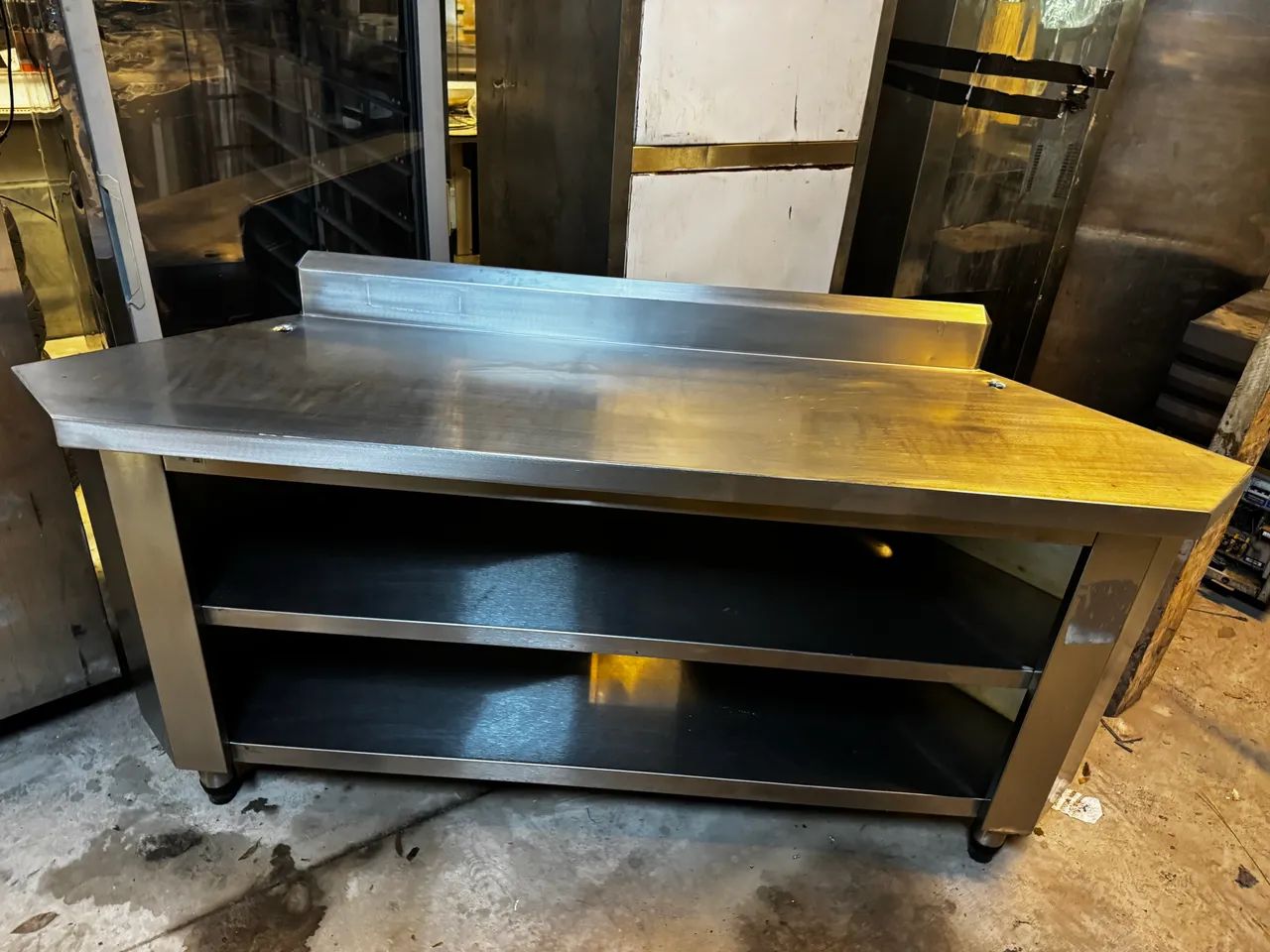 Bancada em inox Trapezoidal com Prateleiras  - Foto 4