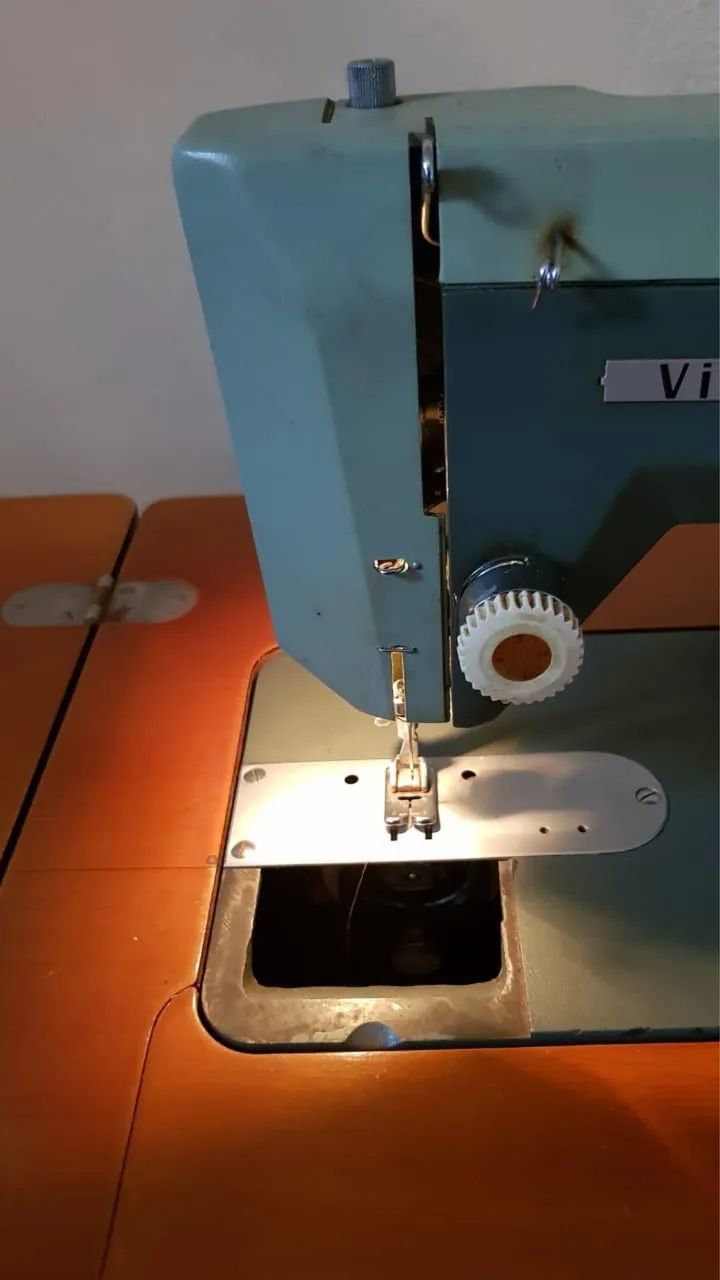 Máquina de costura antiga  - Foto 3