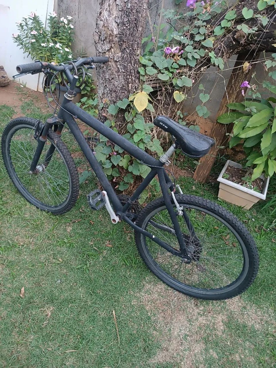 Bicicleta aro 26, preta, usada.