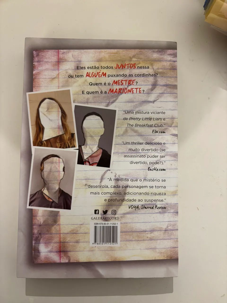 Livro Um de nós está mentindo  - Foto 2