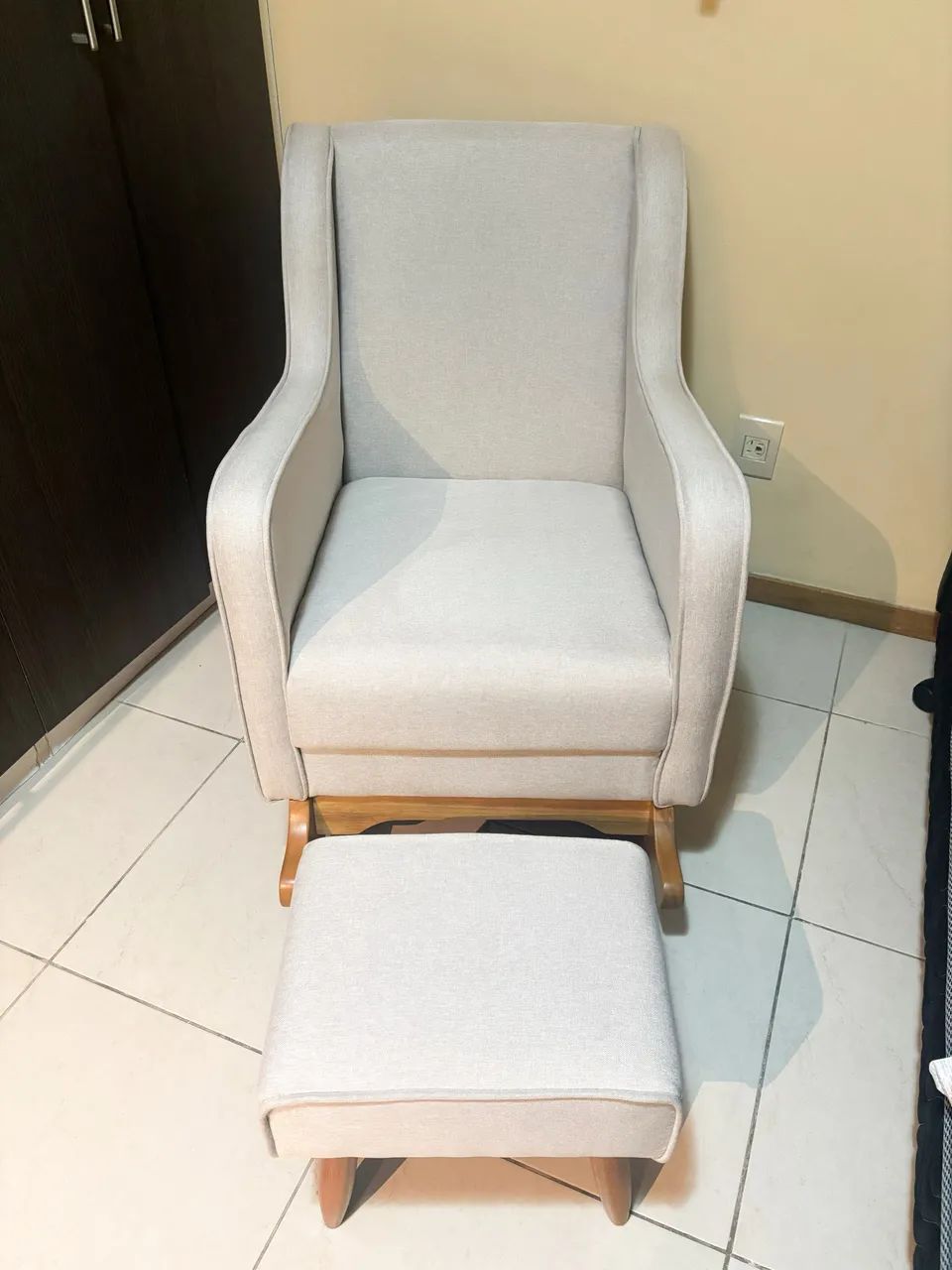 Poltrona de Amamentação com Puff - Balanço - Ótimo Estado - Foto 2