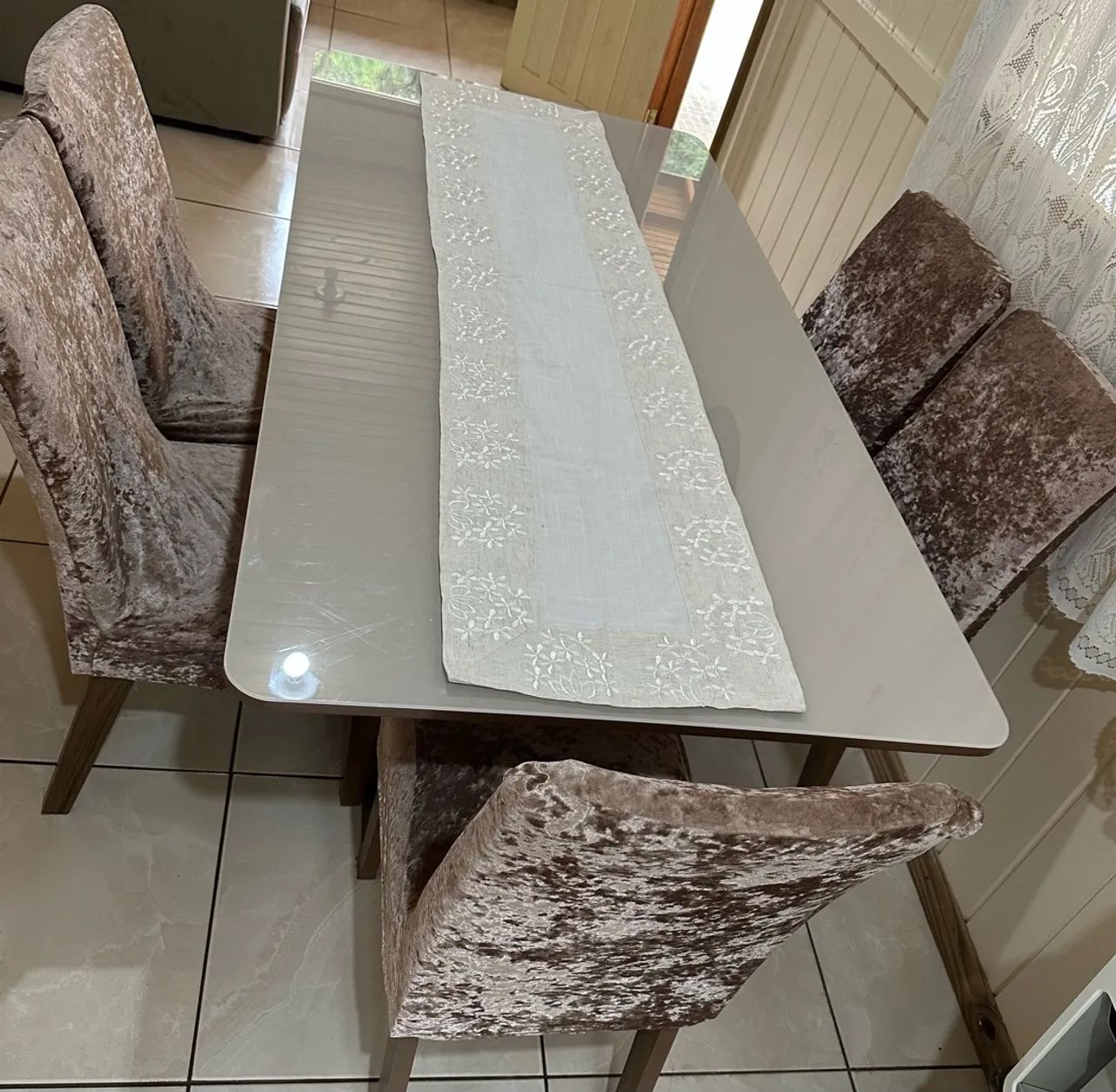 Vendo mesa de 6 cadeiras mais tem só 5