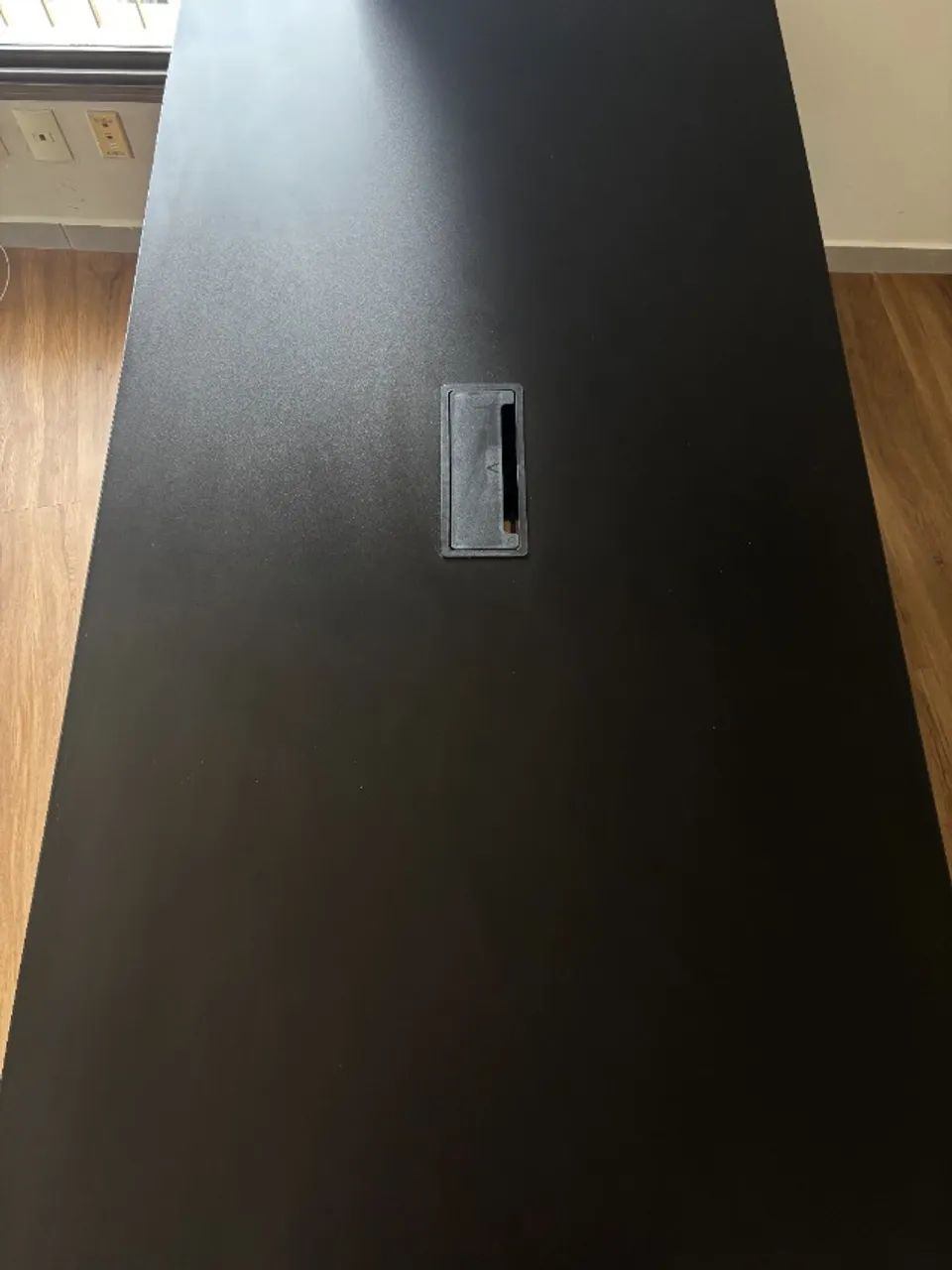 Mesa de Escritório Grande Preta com Passa-Cabos - Foto 5