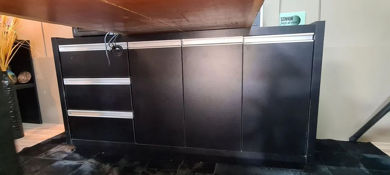 Armário 3 portas e 3 gravetas mdf